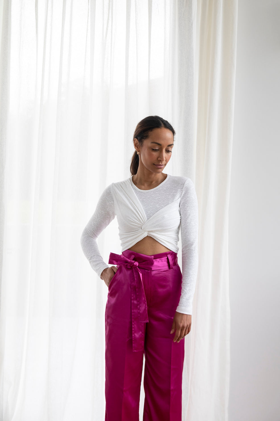 Pantalon tailleur intemporel satiné