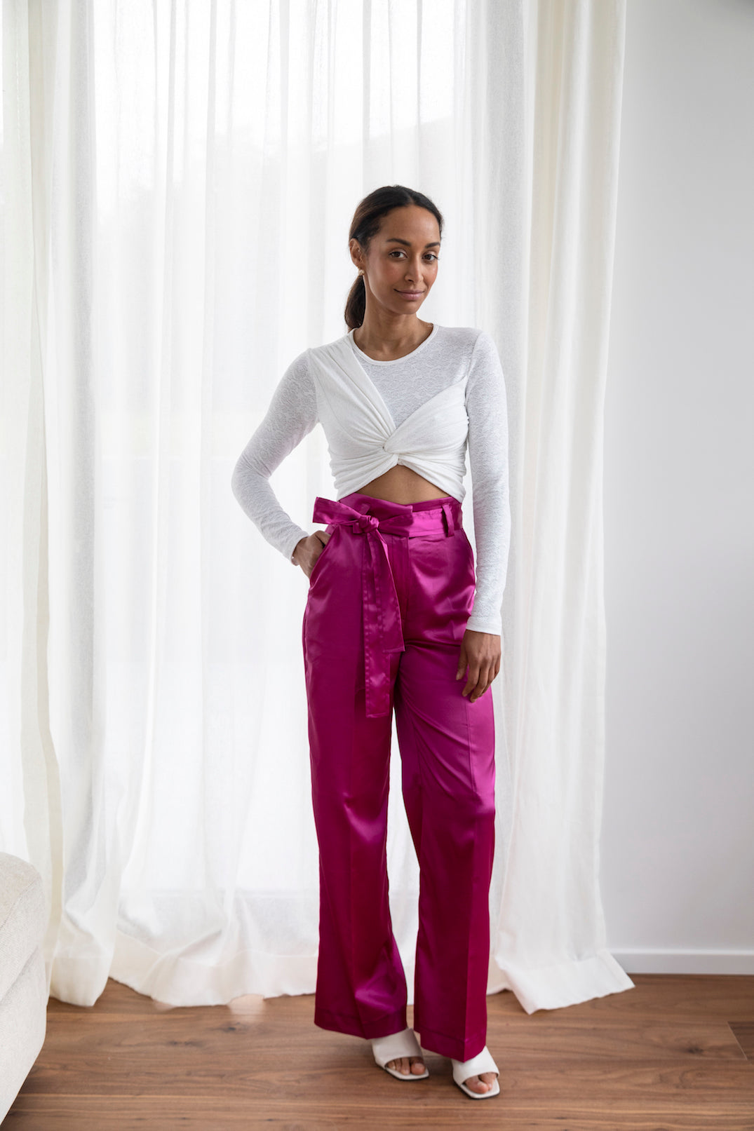 Pantalon tailleur intemporel satiné