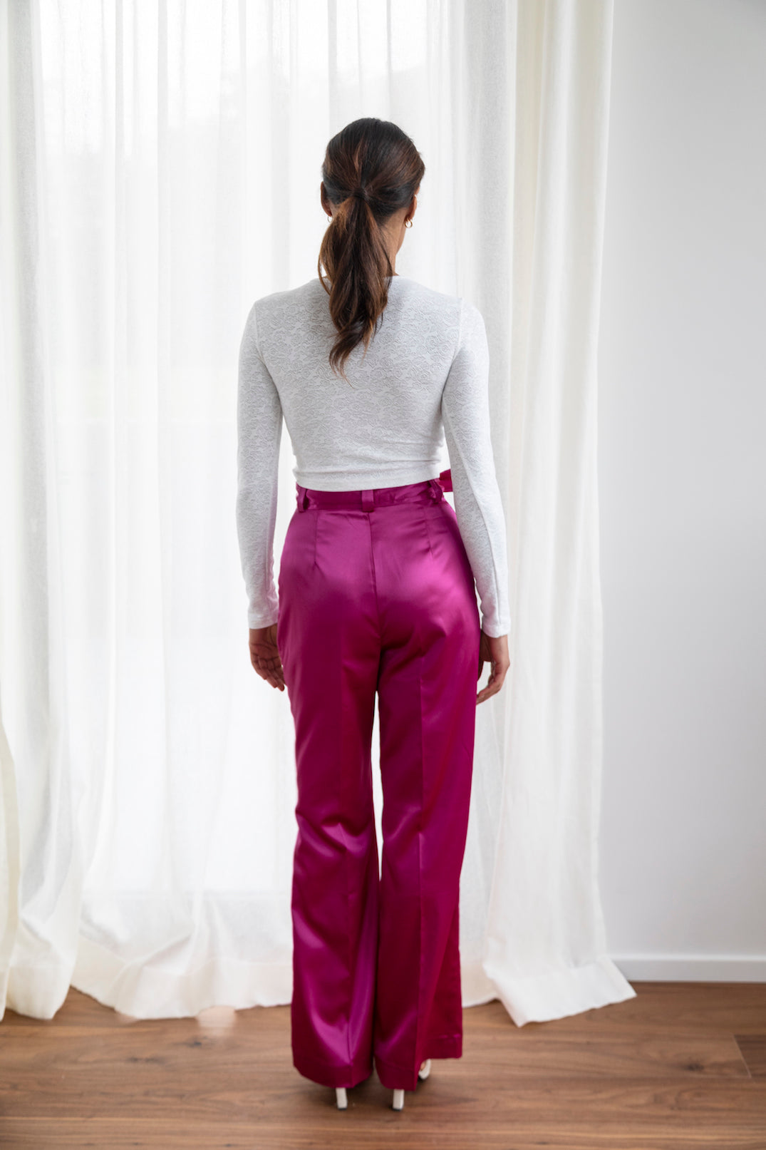 Pantalon tailleur intemporel satiné