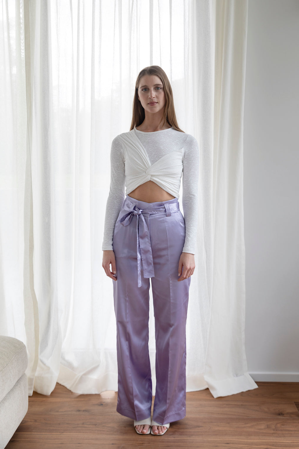 Pantalon tailleur intemporel satiné