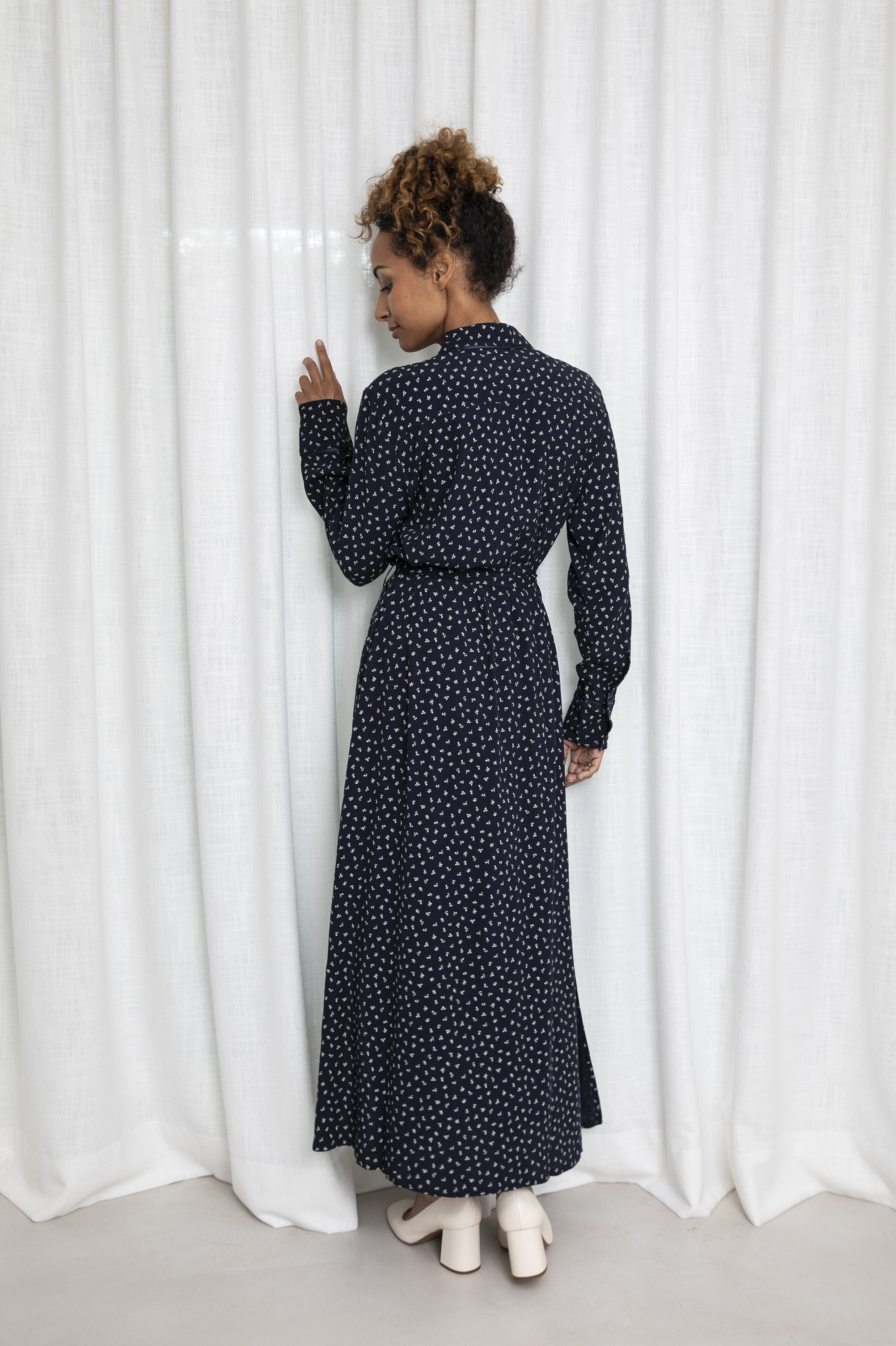 Robe longue ceinturée - Fleurie bleu marine